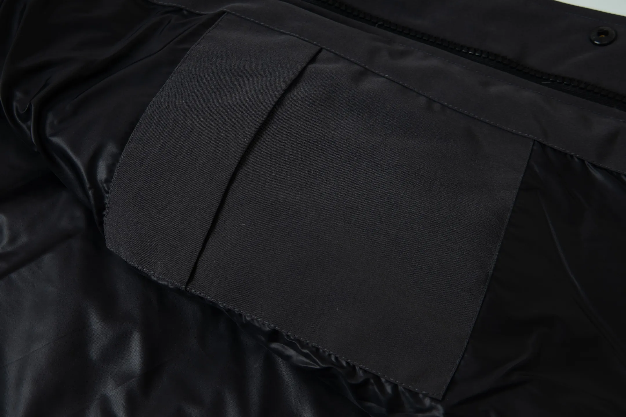 P360 Canada Goose/Canada Goose Black Label #Freestyle Crew 4151mb men's and women's vest down ➖ Imported Behringer embroidery machine customized 10,000-needle embroidery label! ➖ Imported 21-count polyester-cotton blended original fabric, using Feather-Light 10D waterproof coating fabric, made of 84.5% polyester fiber and 15.5% cotton, 100% the best feel in the entire network! ➖ The genuine official website uses the national standard 80 white duck down, and will never be misled by false claims such as 90 down or goose down! ➖ 100% nylon nylon lining with double double-layer sealing design to prevent velvet from running away. Top-grade polar fleece is used in the collar and pockets to keep warm and comfortable! ➖ Yoshida YKK provides original custom-made electroplated sliders. YKK two-way lockable zippers are tight and smooth and will not peel off paint! ➖ 3M composite original Velcro is durable, and all accessories and hardware are disassembled and customized! ⛔No slander, no exaggeration, no need for too much copywriting, because it is focused, it is professional!  SIZE: XS S M L XL XXL